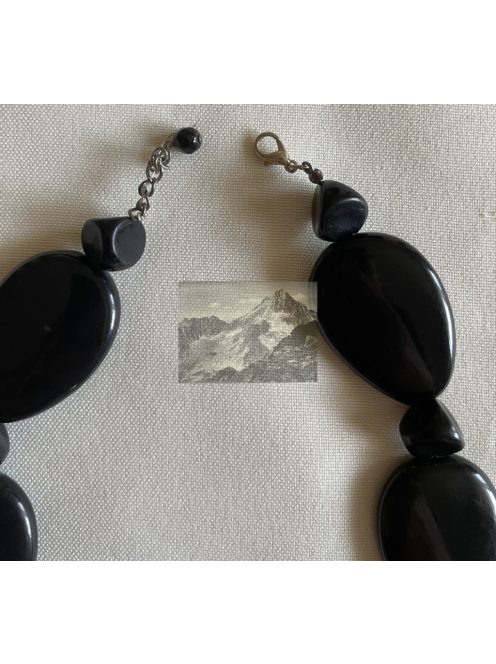 Vintage stílusú fekete műanyag nyaklánc