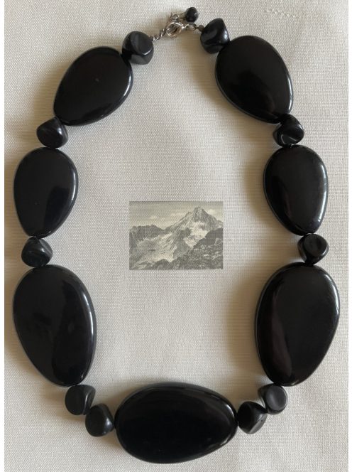 Vintage stílusú fekete műanyag nyaklánc