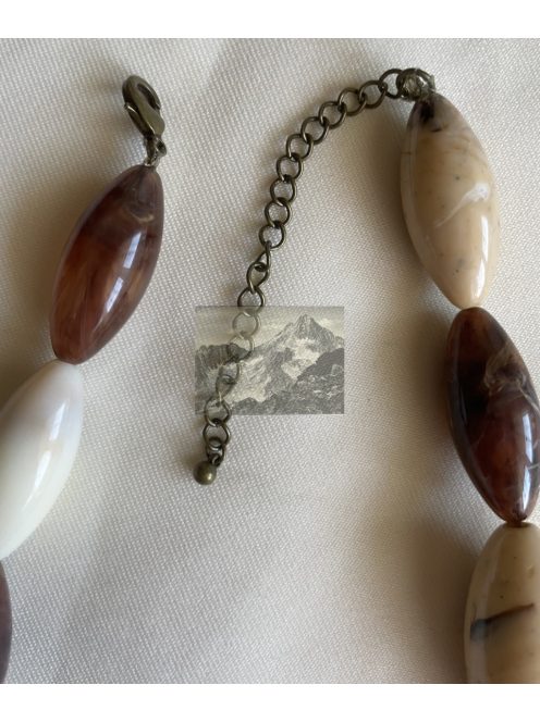 Márványhatású gyöngy nyaklánc – természetes földszínekben