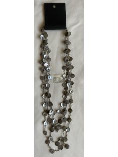 Többsoros gyöngyházfényű nyaklánc kagylókorongokkal