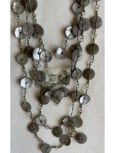 Többsoros gyöngyházfényű nyaklánc kagylókorongokkal