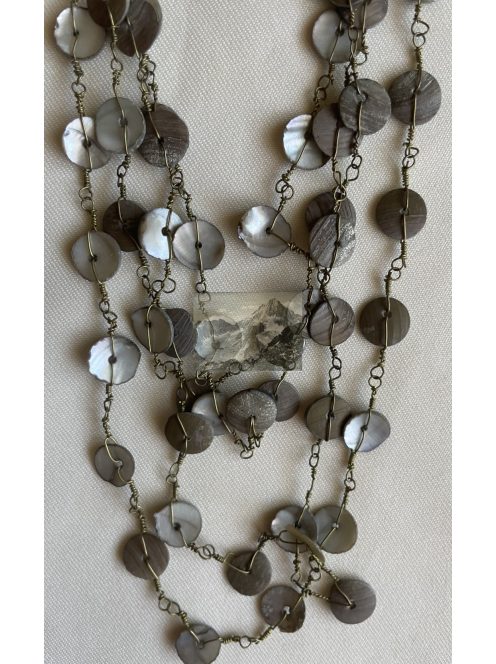 Többsoros gyöngyházfényű nyaklánc kagylókorongokkal