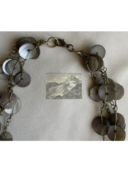 Többsoros gyöngyházfényű nyaklánc kagylókorongokkal