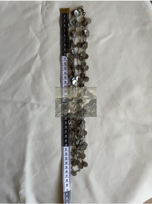 Többsoros gyöngyházfényű nyaklánc kagylókorongokkal