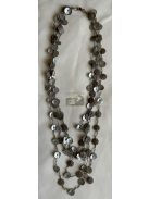 Többsoros gyöngyházfényű nyaklánc kagylókorongokkal