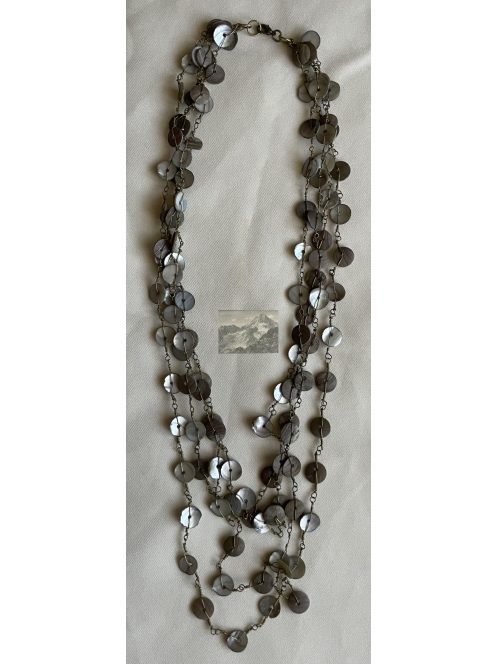 Többsoros gyöngyházfényű nyaklánc kagylókorongokkal
