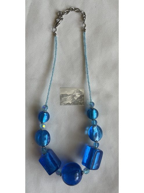 Kézzel fűzött nyaklánc üveggyöngyökből – kék árnyalatokban