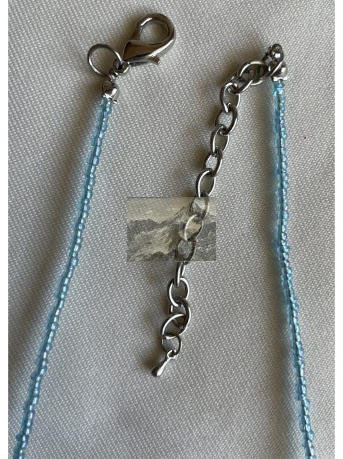 Kézzel fűzött nyaklánc üveggyöngyökből – kék árnyalatokban