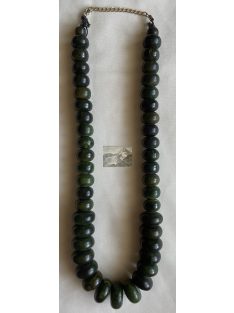   Sötétzöld fagyöngyös nyaklánc – természetes és karakteres megjelenés