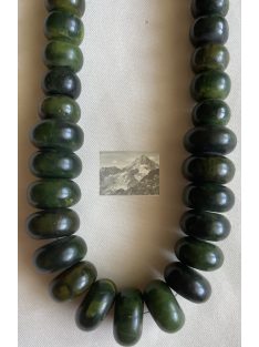   Sötétzöld fagyöngyös nyaklánc – természetes és karakteres megjelenés