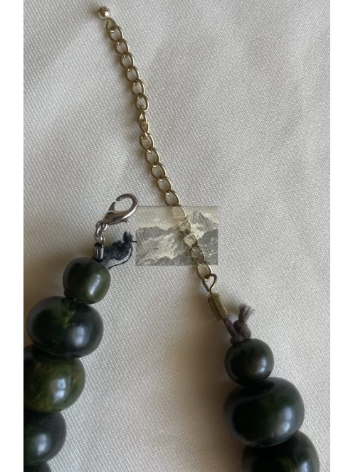 Sötétzöld fagyöngyös nyaklánc – természetes és karakteres megjelenés