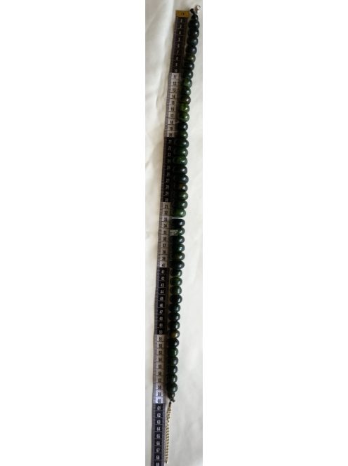 Sötétzöld fagyöngyös nyaklánc – természetes és karakteres megjelenés